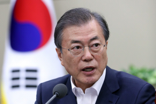 문 대통령, 수석보좌관회의 주재      (서울=연합뉴스) 한상균 기자 = 문재인 대통령이 14일 오후 청와대에서 열린 수석·보좌관 회의에서 발언하고 있다. 2019.10.14      xyz@yna.co.kr  (끝)